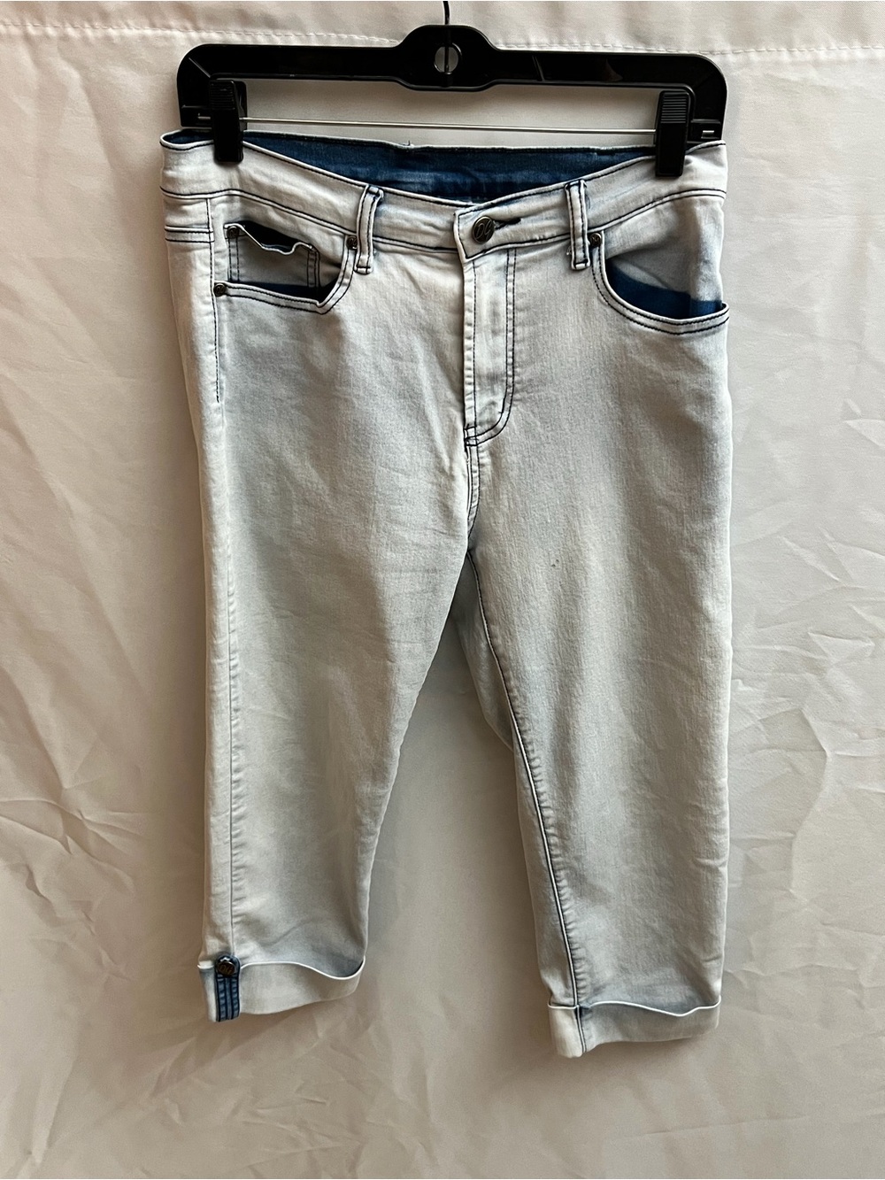 DG2 by Diane Gilman Women’s Size 6 Light Wash Cuffed Capri Jeans Stretch
